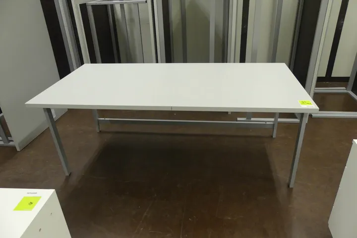 Arbeitstisch Maße in cm ca.: 180 x 90